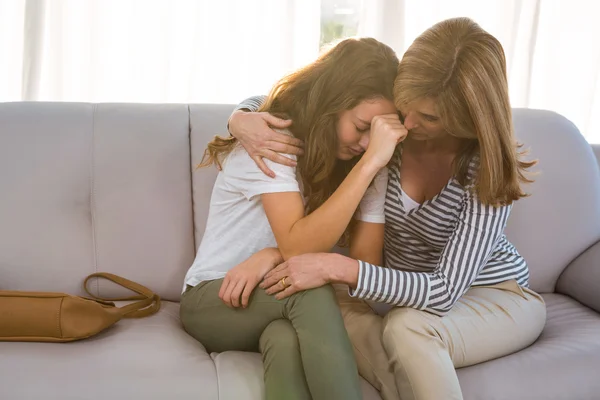 Мать утешает свою дочь-подростка — стоковое фото