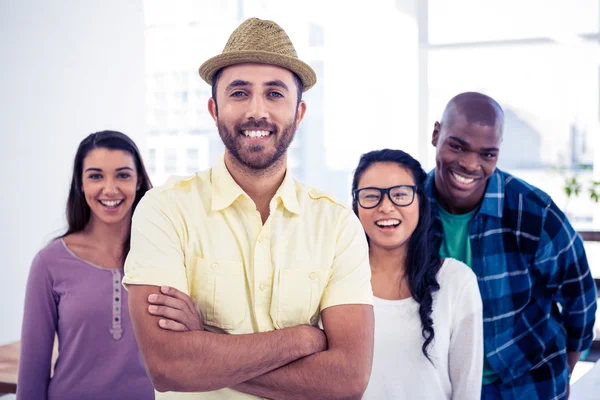 Junger, gut gelaunter Geschäftsmann im Arm mit Team — Stockfoto