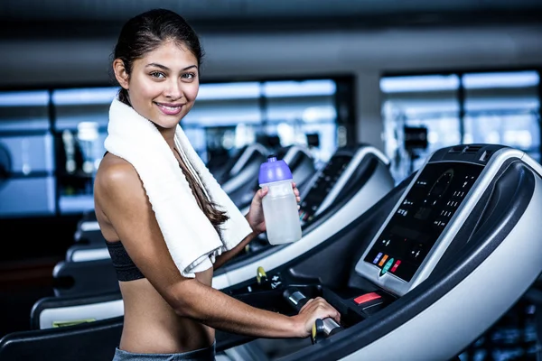 Femme en forme souriante sur tapis roulant — Photo