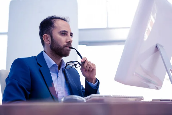 Empresario sosteniendo anteojos —  Fotos de Stock