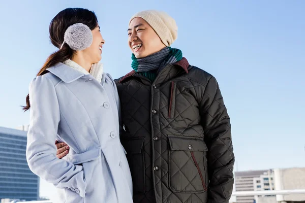 Gelukkige paar in warme kleding kijken naar elkaar — Stockfoto