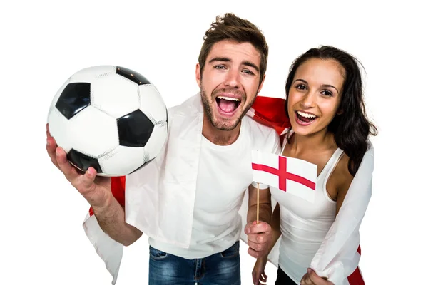 Pareja sosteniendo el fútbol y la bandera inglesa —  Fotos de Stock