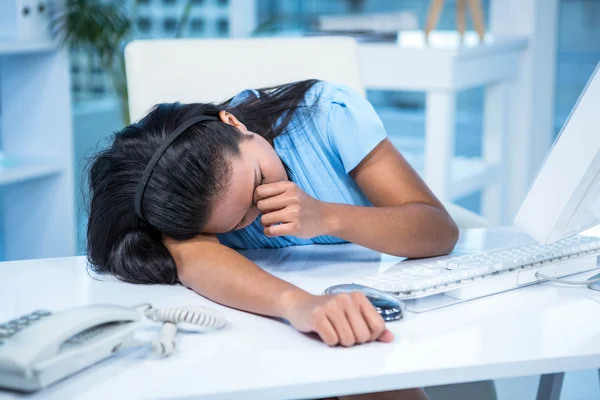 Trött affärskvinna sova på hennes skrivbord — Stockfoto
