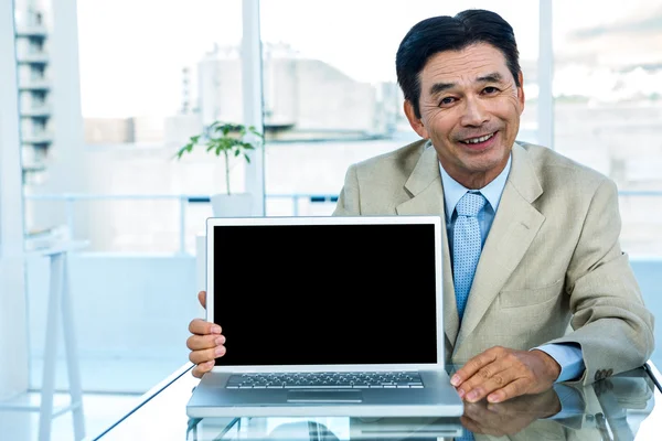微笑亚洲商人显示笔记本电脑 — 图库照片