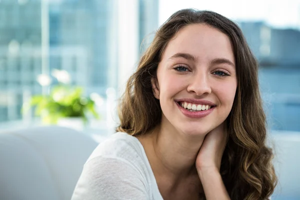 Gelukkig vrouw glimlachen naar de camera — Stockfoto