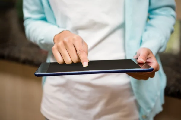 Žena používající tablet v kuchyni — Stock fotografie