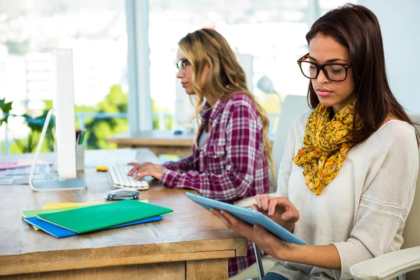 Deux filles travaillent au bureau — Photo