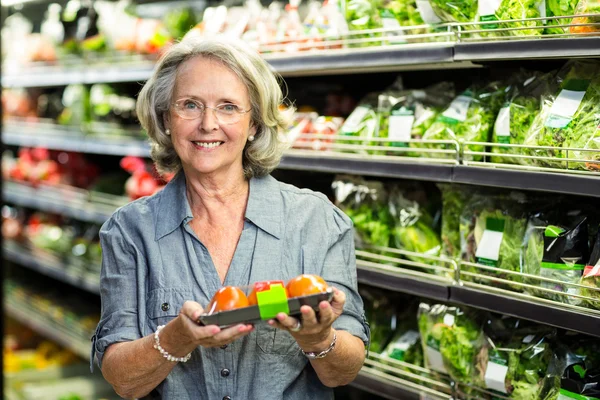 Mulher escolhendo alguns vegetais — Fotografia de Stock