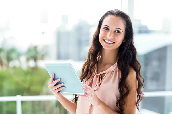 Glückliche Frau mit Tablet — Stockfoto