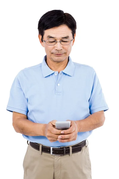 Человек в очках с помощью мобильного телефона — стоковое фото