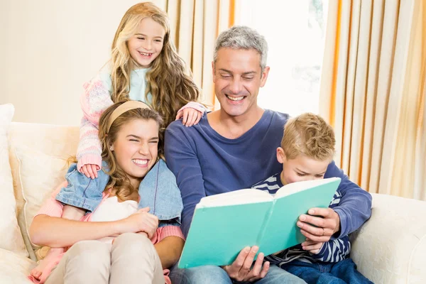 Родители читают своим детям — стоковое фото