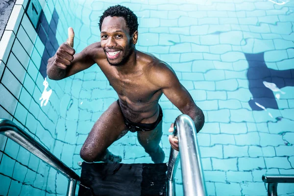 Kiszállok a medence mosolygó ember — Stock Fotó