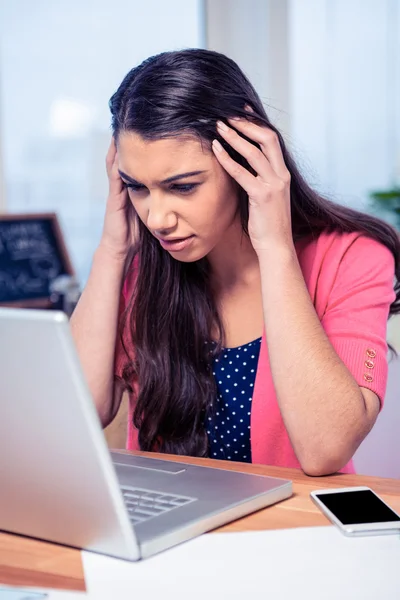 Affärskvinna med laptop i kreativa kontor — Stockfoto