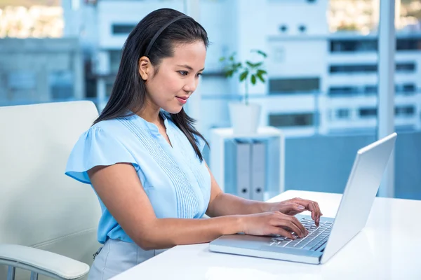 Glimlachende zakenvrouw met laptop — Stockfoto