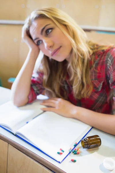 Estudiante femenina pensativa durante la clase — Foto de Stock