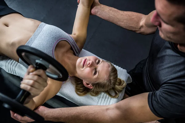 Mulher apto fazendo dumbbells exercício — Fotografia de Stock