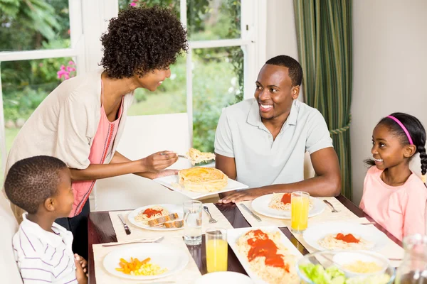 Familia feliz comiendo juntos — Foto de Stock