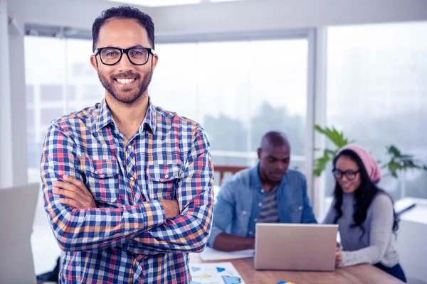 Empresario de pie con los brazos cruzados — Foto de Stock