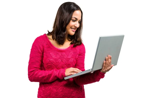 Щаслива красива жінка використовує ноутбук — стокове фото