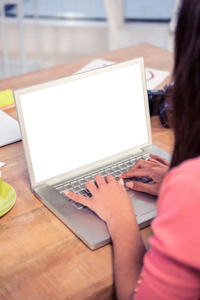 Bijgesneden zakenvrouw die op laptop werkt — Stockfoto