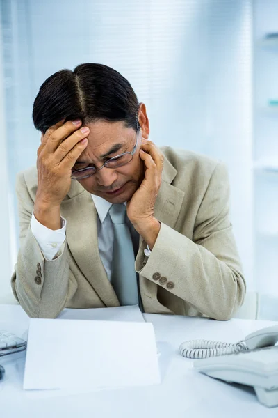 Geconcentreerde Aziatische zakenman — Stockfoto