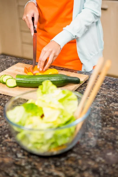 Donna affettare pomodoro per insalata — Foto Stock