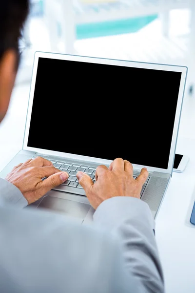 Homem de negócios usando seu laptop — Fotografia de Stock