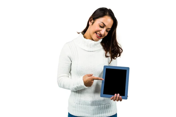 Счастливая молодая женщина указывает на цифровой планшет — стоковое фото