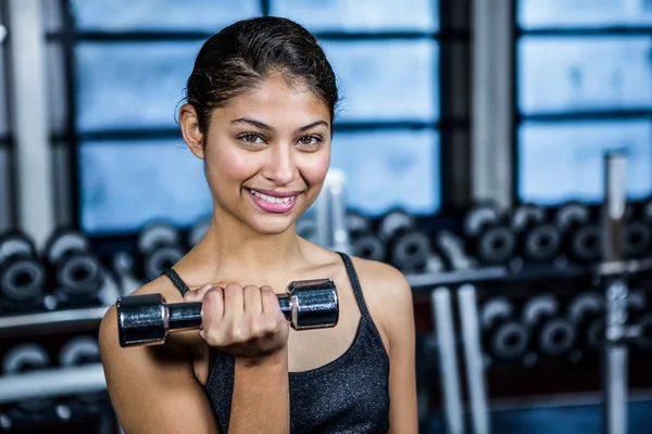 Fit vrouw doen halters oefening — Stockfoto