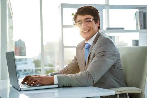 Bilgisayarını kullanarak gülümseyen iş adamı — Stok fotoğraf
