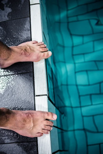 Nadador a punto de sumergirse en la piscina — Foto de Stock