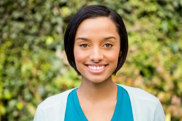 Sonriente morena al aire libre — Foto de Stock