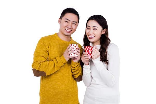 Ritratto di giovane coppia felice in possesso di tazze — Foto Stock