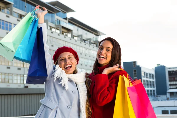 Två tjejer gör shopping — Stockfoto