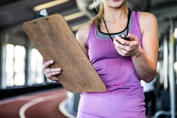 Frau mit Timer und Notizen — Stockfoto