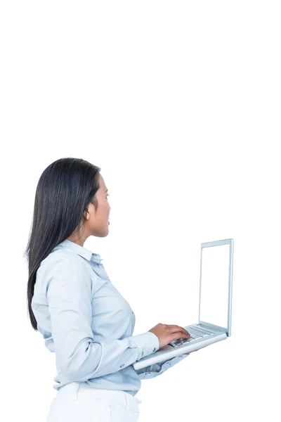 Mujer de negocios sonriente usando su computadora portátil —  Fotos de Stock