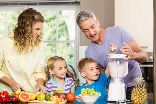 家庭准备健康的果汁 — 图库照片