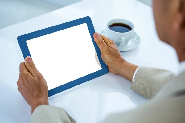 Empresario usando tableta —  Fotos de Stock