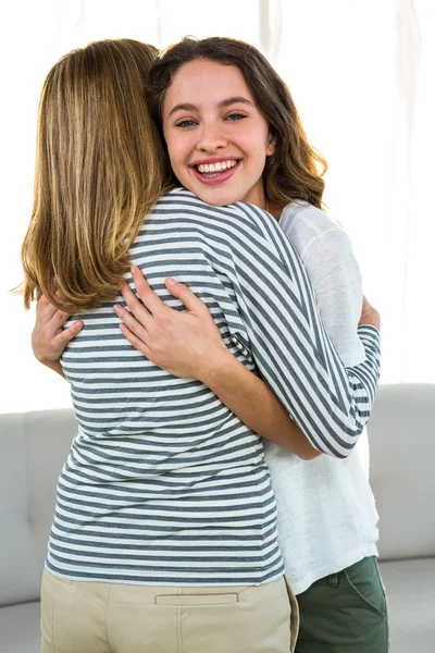 Mama i córka przytulają się — Zdjęcie stockowe