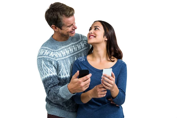 Casal romântico feliz com telefone móvel — Fotografia de Stock