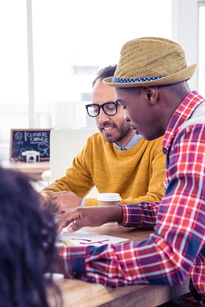 Geschäftsmann diskutiert mit Kollege — Stockfoto