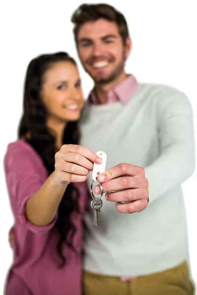 Feliz casal segurando chaves — Fotografia de Stock