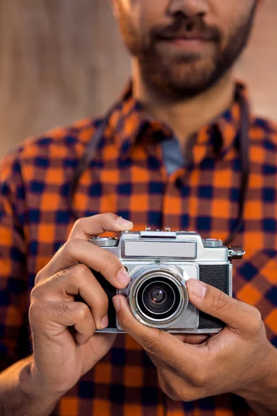 Podnikatel hospodářství fotoaparát — Stock fotografie