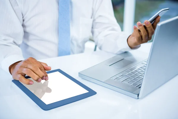 Affärsman med hjälp av Tablet PC och telefon — Stockfoto