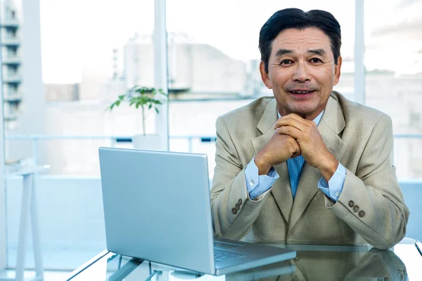 Sorrindo asiático empresário trabalhando no laptop — Fotografia de Stock