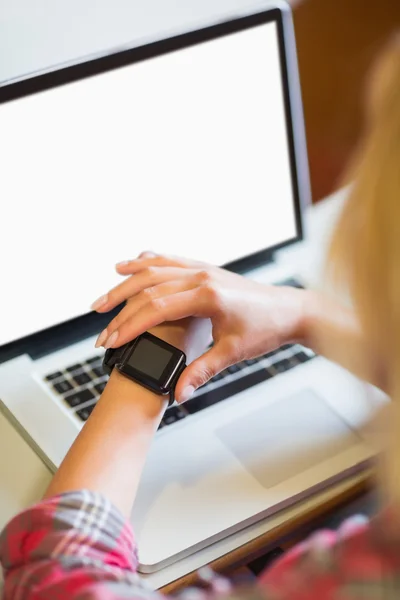 Studentin benutzt intelligente Uhr — Stockfoto