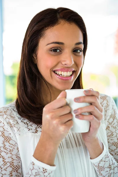 Chica joven beber su té — Foto de Stock