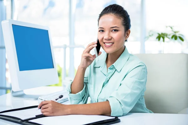 Glimlachende zakenvrouw hebben een telefoongesprek — Stockfoto