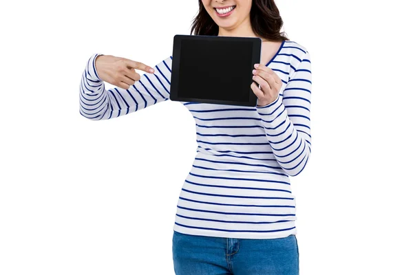 Ενότητα μέσα από την γυναίκα που δείχνει σε υπολογιστή tablet — Φωτογραφία Αρχείου