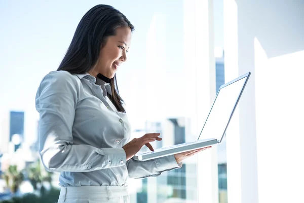 Lächelnde Geschäftsfrau mit Laptop — Stockfoto